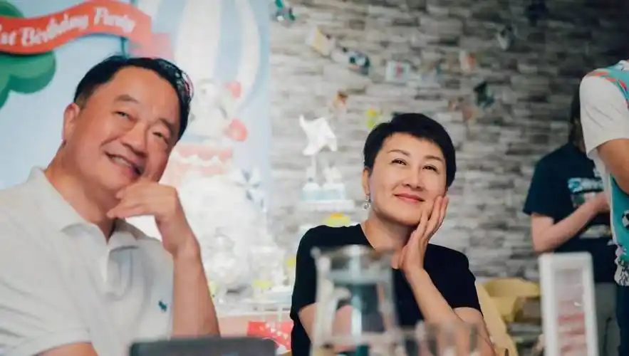 张凯丽与富豪老公逛夜市穿百元t恤甜蜜牵手结婚26年仍似热恋