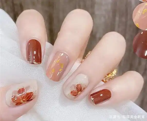 加上金属饰品的撞色 比较简单的款式 但简约大气 用红棕色与透明色