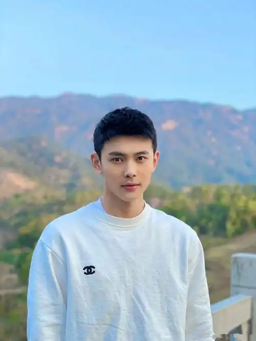 身材匀称的男生,穿衣服简直百搭,可盐可甜帅气逼人