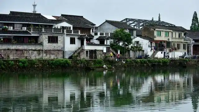 这个古镇环境优美,文化繁盛,多明清建筑,原来是有1600年历史了