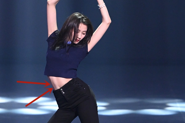 关晓彤穿旗袍时全程把手放在肚子上小腹凸起让人迷惑不解