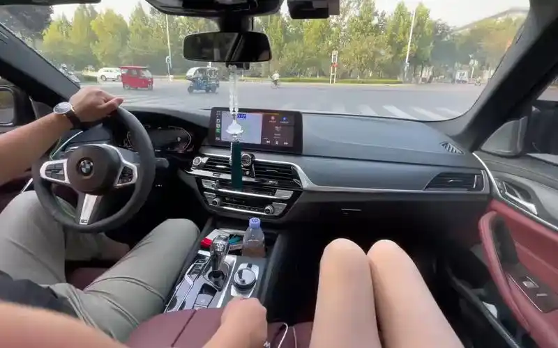 开宝马副驾的腿是自动闭合的