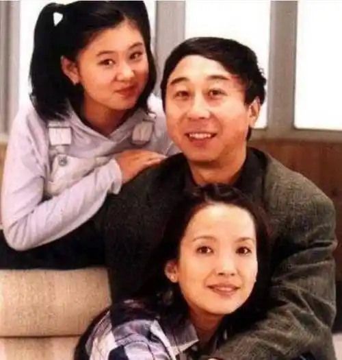 原创63岁冯巩一家近照曝光妻子美貌动人35岁儿子长相让人一言难尽