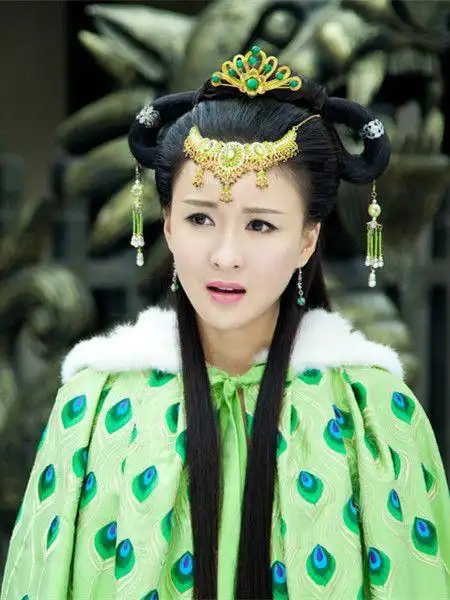 浅唱快乐采集到披风//斗篷  采集 郑亦桐   紫钗奇缘