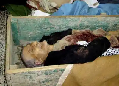 死者的家人在太平间外哭泣.