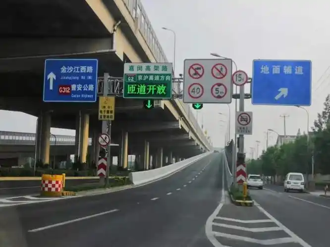 上海多处高架入口取消摩托车禁行标志?路政回应:谣传!