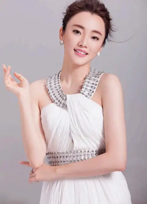 刘芊含出于广西南宁,小时候进入沈阳军区政治部前进歌舞团学习10年