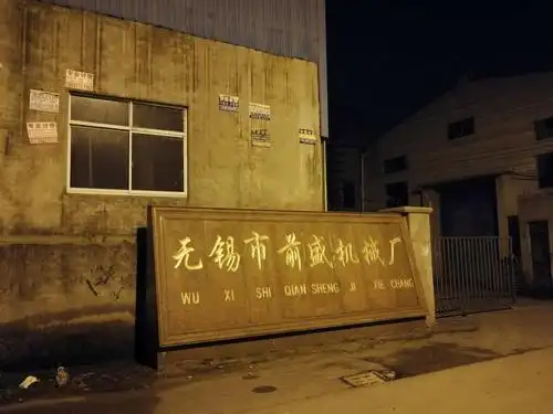 工厂的门头不是热点,热点是上面的广告,讨债的广告