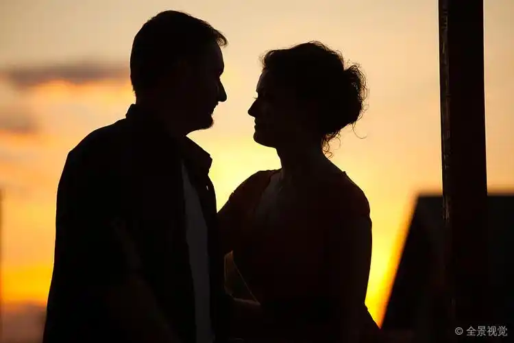 侧面_浪漫_情侣_互相看_对视_日落_逆光_图片大全