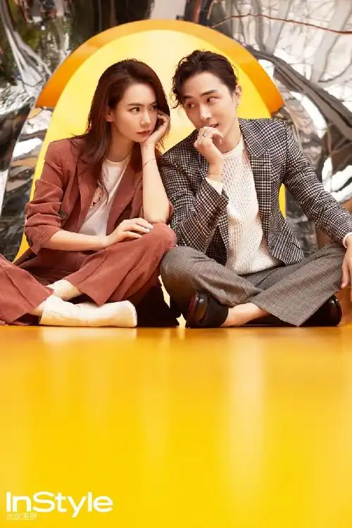 上游时尚|戚薇李承铉登《优家画报》封面 情侣风西装温暖有力量