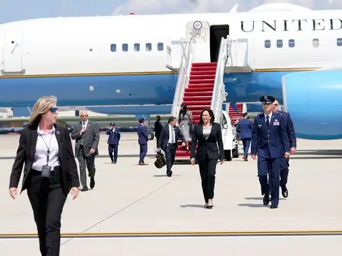 美副总统哈里斯首次外访被迫返航空军二号专机突发技术问题