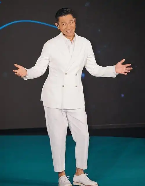 刘德华真时髦上身穿西装下身露脚踝老顽童变小鲜肉