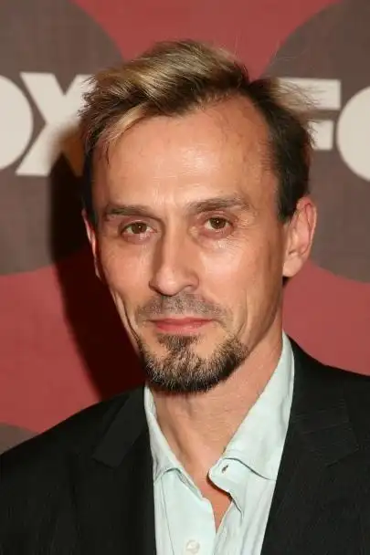 p>罗伯特·克耐普( i>robert knepper /i>),1959年7月8日生于俄亥俄
