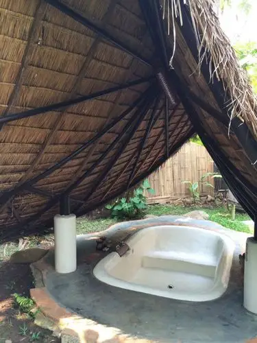 小院里的露天泡澡浴缸,晚上点上香薰蜡烛,闻着清香,听着音乐,泡着热澡