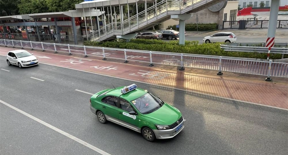 7月14日,行驶在南宁街头的出租车.