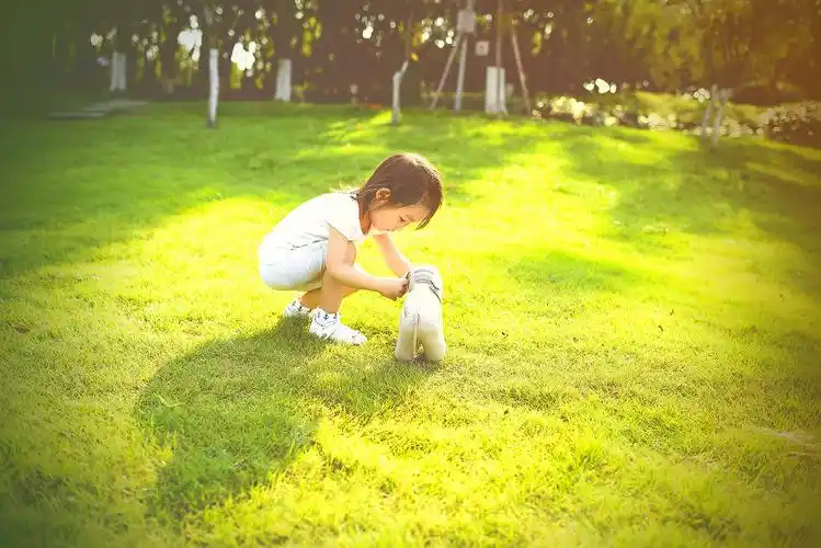 舒摄的儿童摄影作品《女孩》