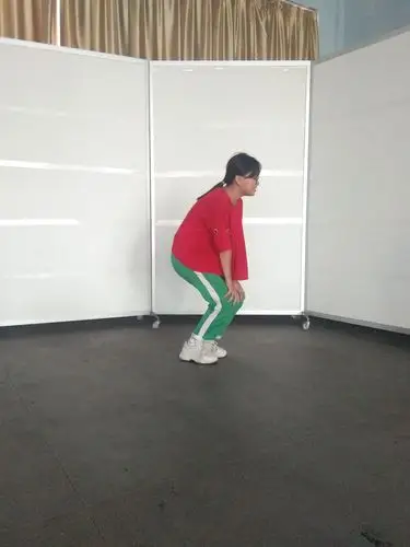 这个动作是屈膝,感觉有点像给别人下跪的动作,下面的动作就是左右转动