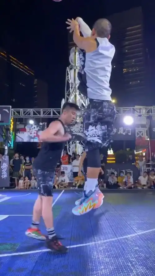 篮球场上#曹芳这球真帅,但防守人也值得点赞