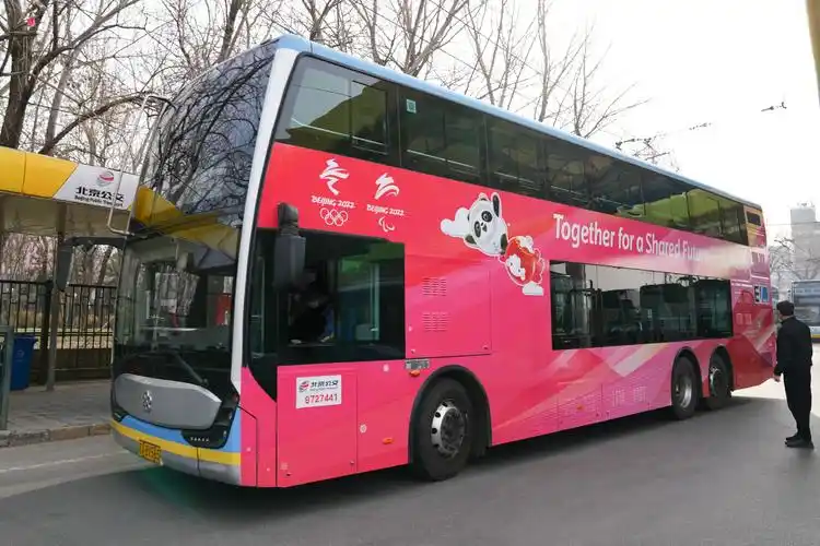 北京300余部双层公交穿冬奥新衣