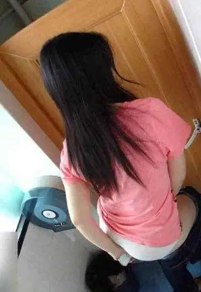 美女上厕所屁股被摸回头一看赶紧报警