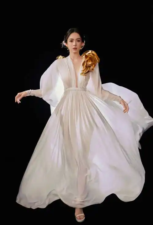 在曝光的写真中,古力娜扎一袭纯白色透视长裙翩然出镜,这款裙子以其