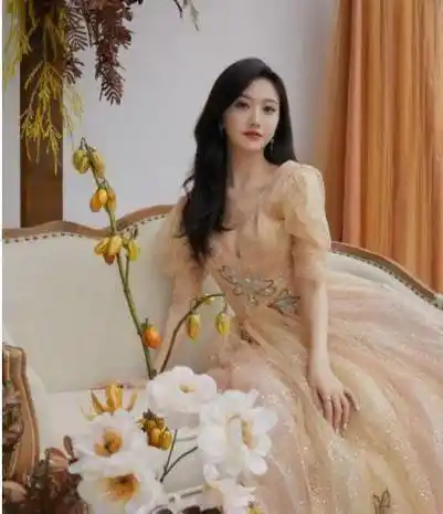 成龙甘愿当绿叶张艺谋亲自力捧景甜的背景有多强