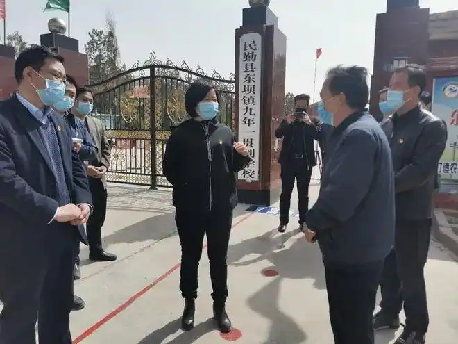 黄霓在双茨科东坝镇调研学校开学复课脱贫攻坚和农村环境卫生整治