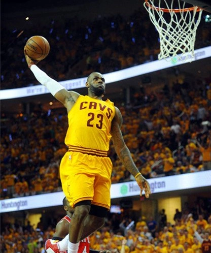 图詹姆斯战斧扣篮壁纸姿势速度及技术的完美结合