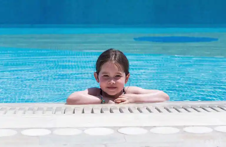 小女孩_游泳_游泳池_图片大全—全景创意图库(quanjing.