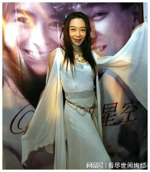 原来她才是刘德华唯一公开承认的女友,48岁穿衬衫裙很优雅