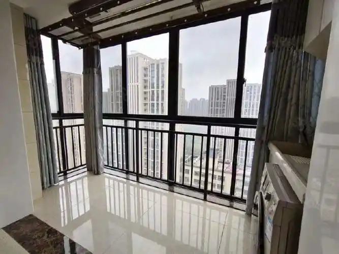 广场坐落于长岗街,地处商圈地段,生活交通便利,长岭岗街166号_石首