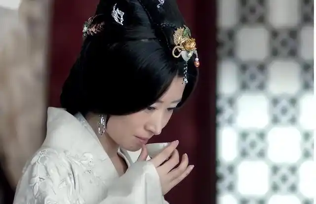 静妃在九安山见到梅长苏时,通过把脉得知梅长苏中了火寒之毒.