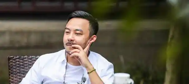 原创46岁汪涵旧照曝光五官清秀撞脸哥哥张国荣今满脸胡渣变大叔