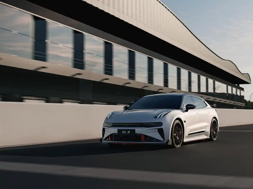 近日,新款极氪001上市了,新版一共推出了4款车型,官方指导价为26.