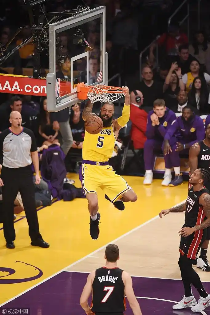 詹姆斯扣篮