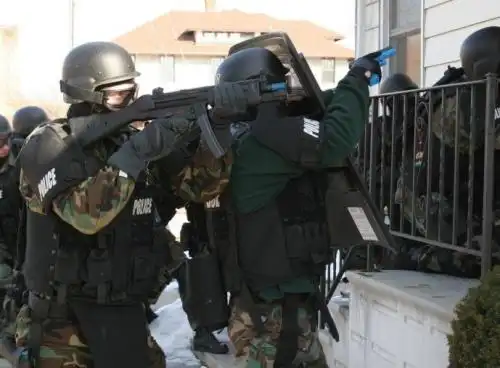 美国反恐特警队(swat)成员在执行任务.(资料图片)