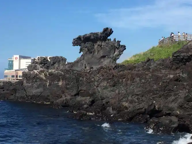 【携程攻略】济州岛龙头岩景点,天气好风景很美 就是海蟑螂有点吓人