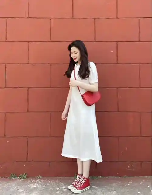 白色裙子搭配什么颜色鞋子好看_look_连衣裙_黑色魔法
