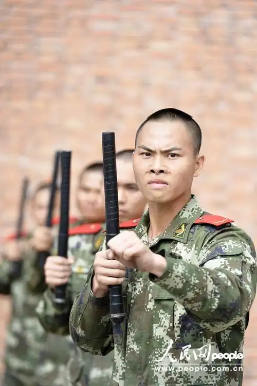 新兵进行警棍术训练.陈家俊 摄