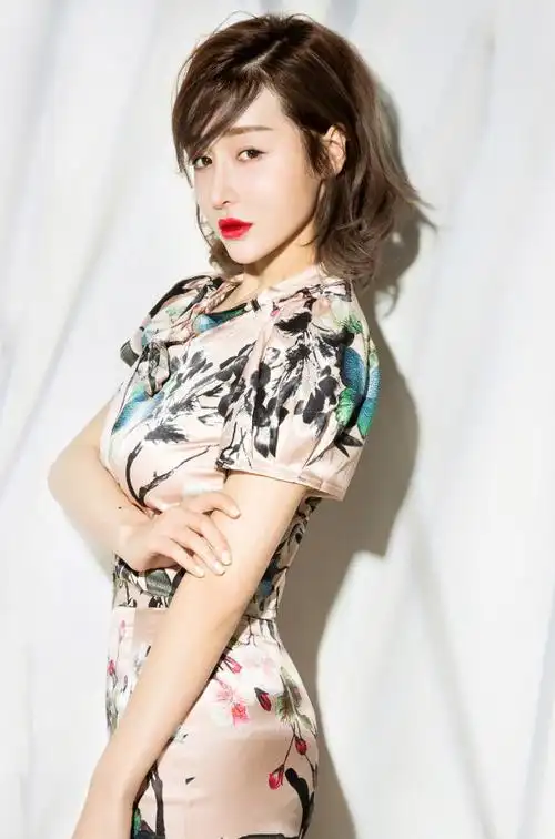 何彦霓性感妩媚写真图片