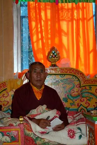 走到理塘边的一个喇嘛庙