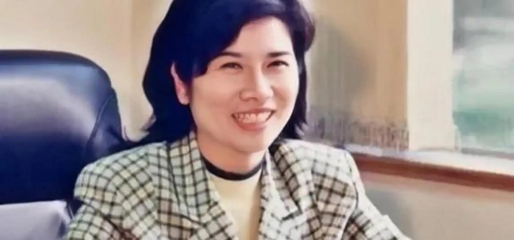 年轻的时候,董明珠浓眉大眼,看起来大气,算是那个时代审美里的标准