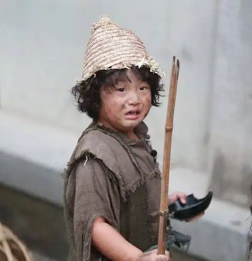 同是演乞丐,周星驰用手抓饭,刘德华睡大街,杨颖是来搞笑的吗