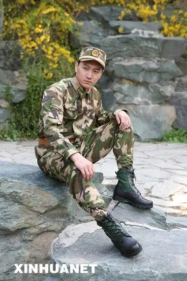 武警07式军服增姓名牌级别资历章 将分三年换发[图]