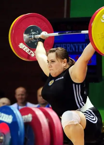图文-俄选手获女举75公斤以上级冠军 女大力士