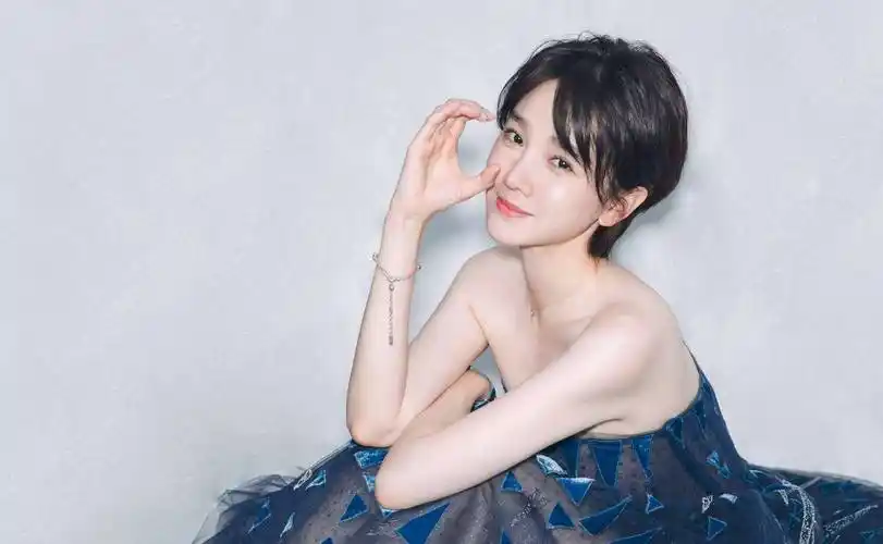 31岁陈小纭,身材火辣甜美清新,这个美女太让人喜爱了_娱乐_明星_时尚