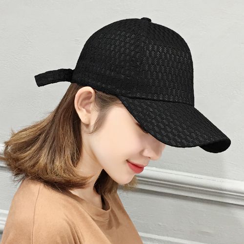 这是一款棒球帽,给人小清新感十足,帽子上的立体花朵装饰非常的有视觉