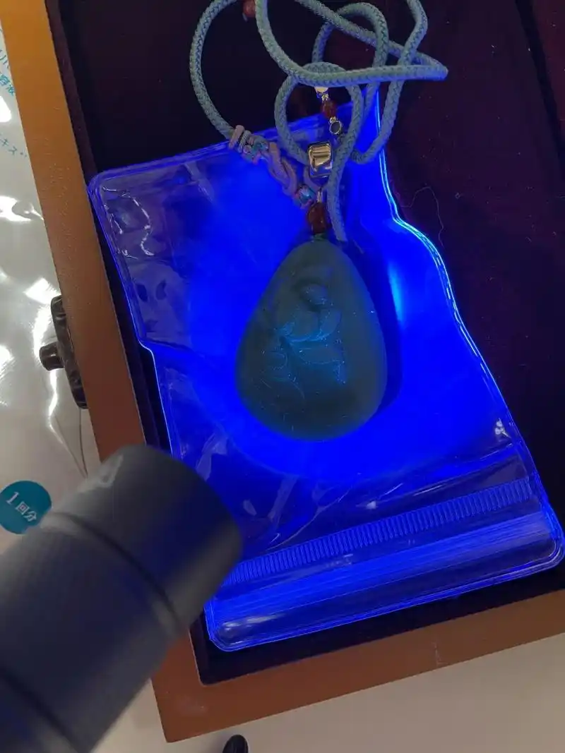 和田玉在紫光灯下有星星点点的荧光?