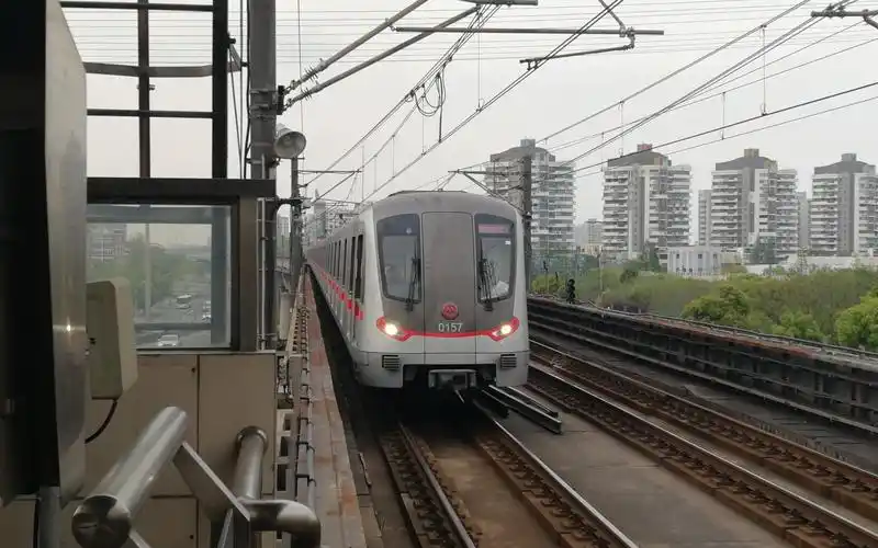 【上海地铁】上海地铁1号线新车钢铁侠(01a07型)共富新村下行进站