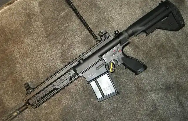 它就是hk417自动步枪,本质上就是hk416的放大版本.
